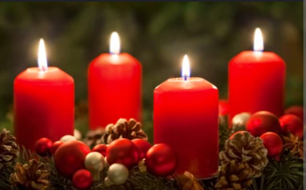 Quattro candele rosse accese dell'avvento